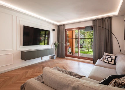ELEGANT FULLY RENOVATED GARDEN RESIDENCE IN A SECURE BENAHAVÍS COMMUNITY