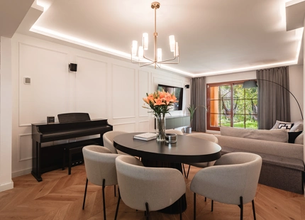 ELEGANT FULLY RENOVATED GARDEN RESIDENCE IN A SECURE BENAHAVÍS COMMUNITY