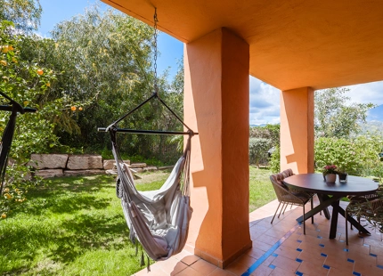 ELEGANT FULLY RENOVATED GARDEN RESIDENCE IN A SECURE BENAHAVÍS COMMUNITY