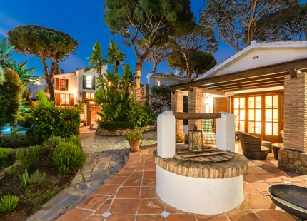 TRADITIONAL ANDALUSIAN FAMILY VILLA WITH SEA VIEWS FOR SALE IN ELVIRIA MARBELLA