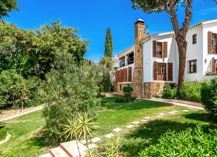 TRADITIONAL ANDALUSIAN FAMILY VILLA WITH SEA VIEWS FOR SALE IN ELVIRIA MARBELLA
