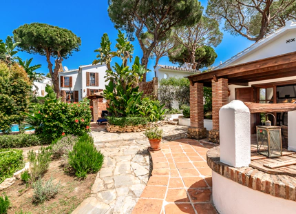 TRADITIONAL ANDALUSIAN FAMILY VILLA WITH SEA VIEWS FOR SALE IN ELVIRIA MARBELLA