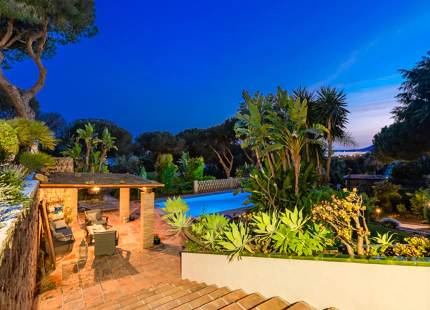 TRADITIONAL ANDALUSIAN FAMILY VILLA WITH SEA VIEWS FOR SALE IN ELVIRIA MARBELLA