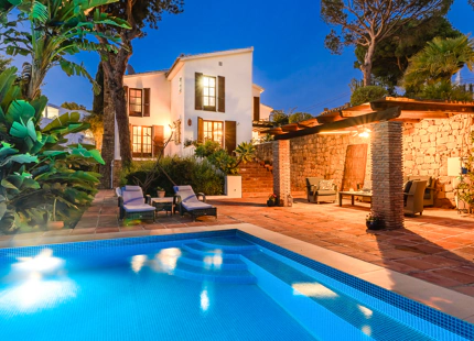TRADITIONAL ANDALUSIAN FAMILY VILLA WITH SEA VIEWS FOR SALE IN ELVIRIA MARBELLA