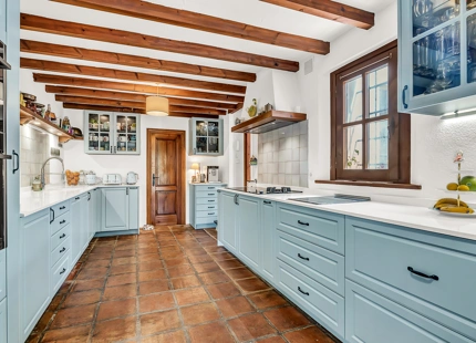 TRADITIONAL ANDALUSIAN FAMILY VILLA WITH SEA VIEWS FOR SALE IN ELVIRIA MARBELLA