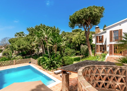 TRADITIONAL ANDALUSIAN FAMILY VILLA WITH SEA VIEWS FOR SALE IN ELVIRIA MARBELLA