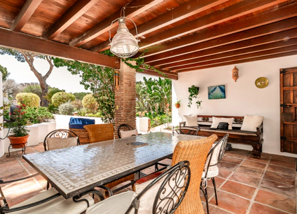 TRADITIONAL ANDALUSIAN FAMILY VILLA WITH SEA VIEWS FOR SALE IN ELVIRIA MARBELLA