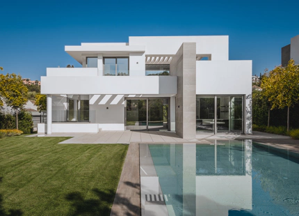 VILLA CONTEMPORÁNEA EN PRIMERA LÍNEA DE GOLF EN VENTA EN EL PARAÍSO, ESTEPONA
