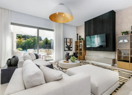 VILLA CONTEMPORÁNEA EN PRIMERA LÍNEA DE GOLF EN VENTA EN EL PARAÍSO, ESTEPONA