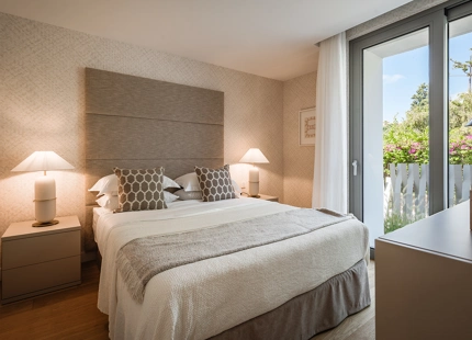 VILLA CONTEMPORÁNEA EN PRIMERA LÍNEA DE GOLF EN VENTA EN EL PARAÍSO, ESTEPONA