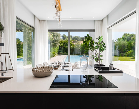 Villa for sale in El Paraiso, Estepona East