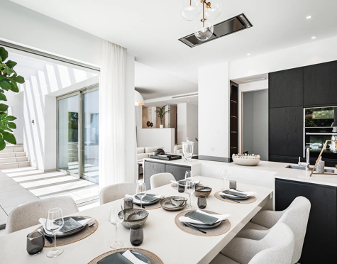 Villa for sale in El Paraiso, Estepona East