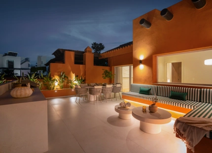 ÁTICO DÚPLEX ELEGANTEMENTE RENOVADO CON TERRAZAS PANORÁMICAS EN NUEVA ANDALUCÍA