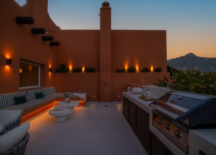 ÁTICO DÚPLEX ELEGANTEMENTE RENOVADO CON TERRAZAS PANORÁMICAS EN NUEVA ANDALUCÍA