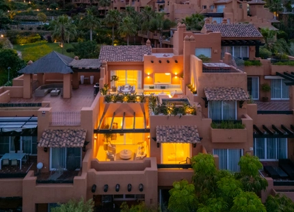 ÁTICO DÚPLEX ELEGANTEMENTE RENOVADO CON TERRAZAS PANORÁMICAS EN NUEVA ANDALUCÍA