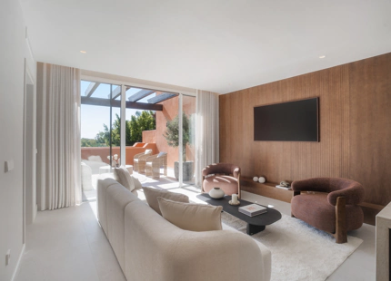 ÁTICO DÚPLEX ELEGANTEMENTE RENOVADO CON TERRAZAS PANORÁMICAS EN NUEVA ANDALUCÍA