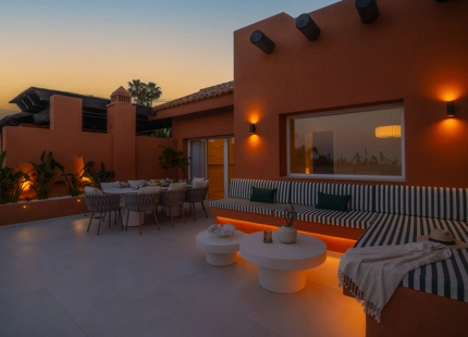 ÁTICO DÚPLEX ELEGANTEMENTE RENOVADO CON TERRAZAS PANORÁMICAS EN NUEVA ANDALUCÍA