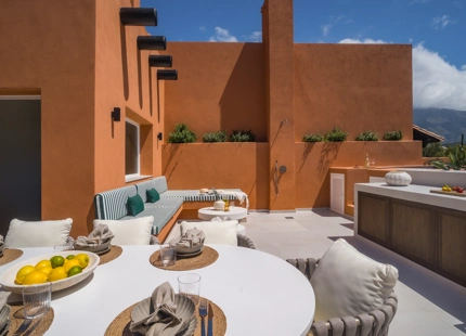 ÁTICO DÚPLEX ELEGANTEMENTE RENOVADO CON TERRAZAS PANORÁMICAS EN NUEVA ANDALUCÍA
