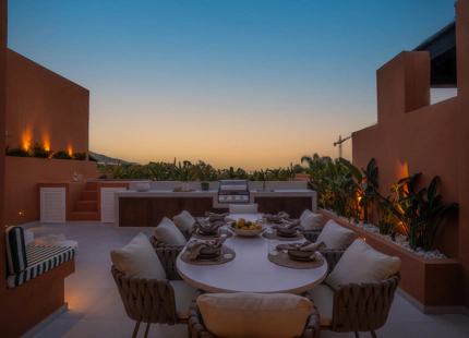 ÁTICO DÚPLEX ELEGANTEMENTE RENOVADO CON TERRAZAS PANORÁMICAS EN NUEVA ANDALUCÍA