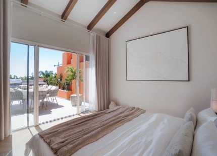 ÁTICO DÚPLEX ELEGANTEMENTE RENOVADO CON TERRAZAS PANORÁMICAS EN NUEVA ANDALUCÍA