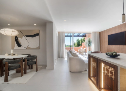 ÁTICO DÚPLEX ELEGANTEMENTE RENOVADO CON TERRAZAS PANORÁMICAS EN NUEVA ANDALUCÍA