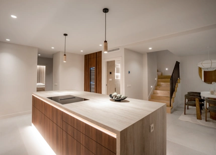 ÁTICO DÚPLEX ELEGANTEMENTE RENOVADO CON TERRAZAS PANORÁMICAS EN NUEVA ANDALUCÍA