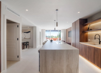 ÁTICO DÚPLEX ELEGANTEMENTE RENOVADO CON TERRAZAS PANORÁMICAS EN NUEVA ANDALUCÍA