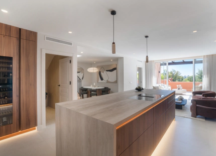 ÁTICO DÚPLEX ELEGANTEMENTE RENOVADO CON TERRAZAS PANORÁMICAS EN NUEVA ANDALUCÍA