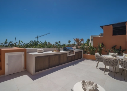 ÁTICO DÚPLEX ELEGANTEMENTE RENOVADO CON TERRAZAS PANORÁMICAS EN NUEVA ANDALUCÍA