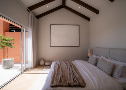 ÁTICO DÚPLEX ELEGANTEMENTE RENOVADO CON TERRAZAS PANORÁMICAS EN NUEVA ANDALUCÍA