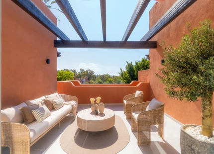 ÁTICO DÚPLEX ELEGANTEMENTE RENOVADO CON TERRAZAS PANORÁMICAS EN NUEVA ANDALUCÍA