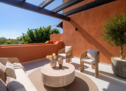 ÁTICO DÚPLEX ELEGANTEMENTE RENOVADO CON TERRAZAS PANORÁMICAS EN NUEVA ANDALUCÍA