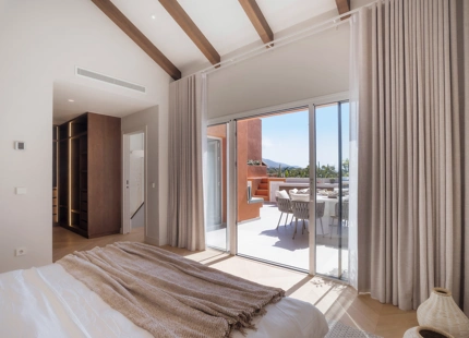 ÁTICO DÚPLEX ELEGANTEMENTE RENOVADO CON TERRAZAS PANORÁMICAS EN NUEVA ANDALUCÍA