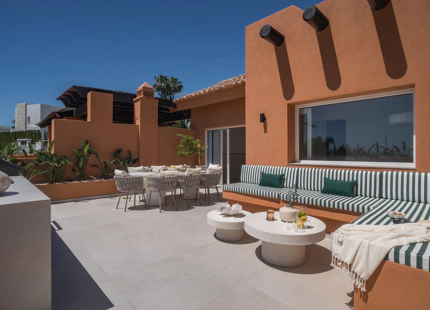 ÁTICO DÚPLEX ELEGANTEMENTE RENOVADO CON TERRAZAS PANORÁMICAS EN NUEVA ANDALUCÍA