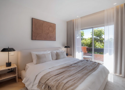 ÁTICO DÚPLEX ELEGANTEMENTE RENOVADO CON TERRAZAS PANORÁMICAS EN NUEVA ANDALUCÍA