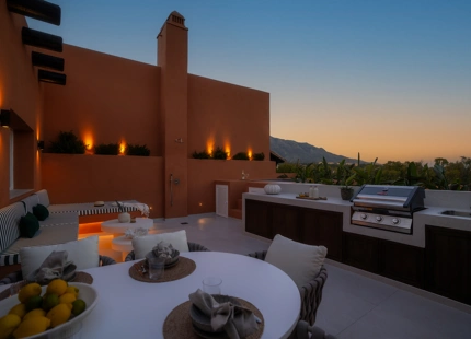 ÁTICO DÚPLEX ELEGANTEMENTE RENOVADO CON TERRAZAS PANORÁMICAS EN NUEVA ANDALUCÍA
