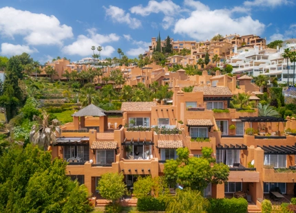 ÁTICO DÚPLEX ELEGANTEMENTE RENOVADO CON TERRAZAS PANORÁMICAS EN NUEVA ANDALUCÍA