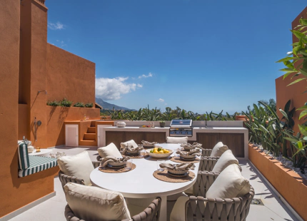 ÁTICO DÚPLEX ELEGANTEMENTE RENOVADO CON TERRAZAS PANORÁMICAS EN NUEVA ANDALUCÍA