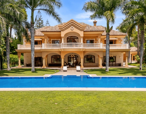 EXCEPTIONAL 8-BEDROOM BEACHSIDE VILLA WITH PRIVATE SPA IN GUADALMINA BAJA