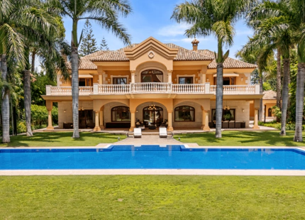 EXCEPTIONAL 8-BEDROOM BEACHSIDE VILLA WITH PRIVATE SPA IN GUADALMINA BAJA