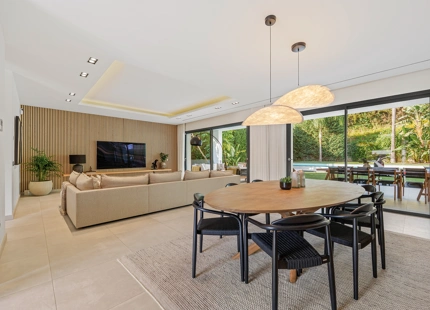 VILLA CONTEMPORÁNEA CON PISCINA PRIVADA Y SOLARIUM EN NUEVA ANDALUCÍA