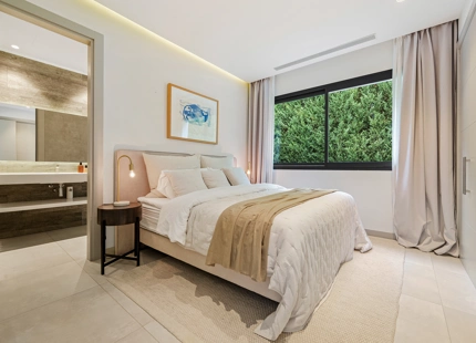 VILLA CONTEMPORÁNEA CON PISCINA PRIVADA Y SOLARIUM EN NUEVA ANDALUCÍA