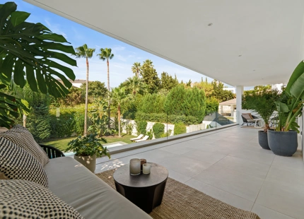 VILLA CONTEMPORÁNEA CON PISCINA PRIVADA Y SOLARIUM EN NUEVA ANDALUCÍA
