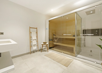 VILLA CONTEMPORÁNEA CON PISCINA PRIVADA Y SOLARIUM EN NUEVA ANDALUCÍA