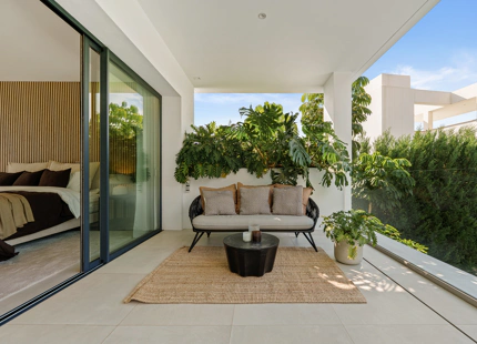 VILLA CONTEMPORÁNEA CON PISCINA PRIVADA Y SOLARIUM EN NUEVA ANDALUCÍA