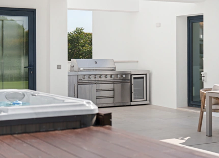 VILLA CONTEMPORÁNEA CON PISCINA PRIVADA Y SOLARIUM EN NUEVA ANDALUCÍA