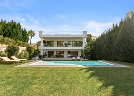 VILLA CONTEMPORÁNEA CON PISCINA PRIVADA Y SOLARIUM EN NUEVA ANDALUCÍA