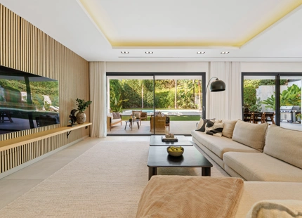 VILLA CONTEMPORÁNEA CON PISCINA PRIVADA Y SOLARIUM EN NUEVA ANDALUCÍA