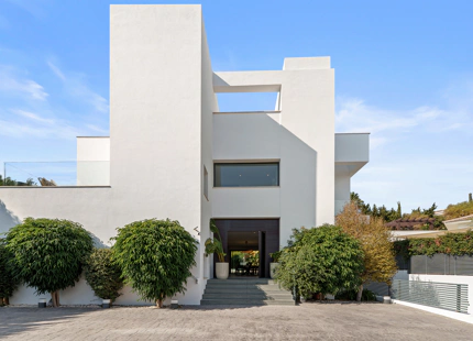 VILLA CONTEMPORÁNEA CON PISCINA PRIVADA Y SOLARIUM EN NUEVA ANDALUCÍA