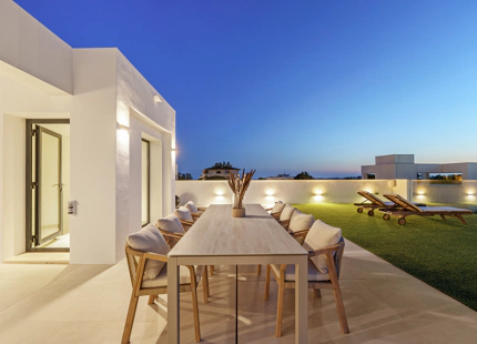 VILLA CONTEMPORÁNEA CON PISCINA PRIVADA Y SOLARIUM EN NUEVA ANDALUCÍA